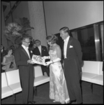 8544-2 Het prinselijk paar krijgt een grammofoonplaat aangeboden door dirigent Franz Paul Decker van het Rotterdams ...