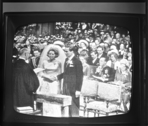 8588 Foto van het tv-scherm met beeld van de kerkelijke bevestiging in de Westerkerk in Amsterdam.