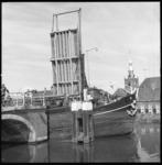 8637-1 Binnenvaartschip vaart langs de openstaande brugklap van de Overschiese Hoge Brug. Rechts een stukje ...
