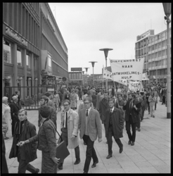 8658-1 Leden van de Scholieren Vakbond Rotterdam protesteren, onder andere met spandoeken, op het Stadhuisplein tegen ...