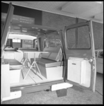8677 Interieur van een tot camper omgebouwde Ford Transit.