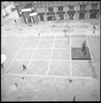 8799 Hoog overzicht van Stadhuisplein met opgebroken trottoir en het Monument voor alle Gevallenen 1940-1945; op de ...