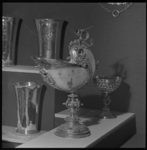 8906-1 Godslamp uit de Oud-Katholieke Kerk aan de Binnenweg in de tentoonstelling 'Meesters in het Zilver' in ...