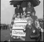 8946-2 100.000ste passagier, mevrouw Margaret Hanson, wordt op vliegveld Zestienhoven feestelijk onthaald.