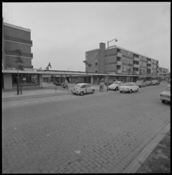 8955-1 Winkelcentrum Van Bilderbeekplaats in de Prins Alexanderpolder (Het Lage Land), ingang Duikerstraat.