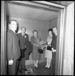 9025-3 Prins Bernhard, koningin Juliana, kroonprinses Beatrix en prins Claus in de lift van het Hilton Hotel.