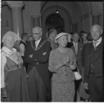 95 Burgemeester G.E. van Walsum en echtgenote ontvangen Zweedse volksdansers op het stadhuis.