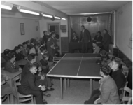 965-1 Interieur met mensen en een uitgeklapte tafeltennistafel in het clubhuis van wielervereniging 'Rotterdamse ...