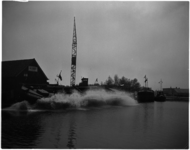 966 Tewaterlating van 'Esso Nederland 102', binnenvaarttanker, bij scheepswerf 'De Hoop' aan de Schiekade te Schiedam.
