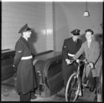 984 Maastunnelpolitie controleert een fietser bij de roltrap.