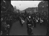 2008-1230 Een muziekkorps marcheert over de Groene Hilledijk. Op de achtergrond de Beijerlandselaan en rechts-midden de ...