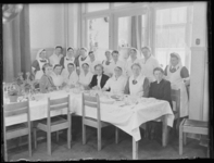 2008-2817-3 Groep zusters in de eetzaal van het Coolsingelziekenhuis
