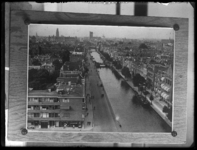 R-1954 Reproductie van een foto van de Schiekade, gezien vanaf een flatgebouw aan het Ungerplein (1938). Op de ...