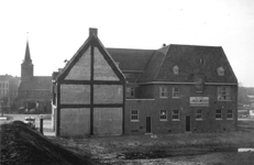 1976-2211 De Hoornbrekerstraat met het fabriekspand van A.N. v.d. Hulst, fabricage van behangselpapier. Gezien vanaf de ...