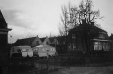 1976-2278 In de omgeving van Dordrecht een landweg met huizen en caravans.