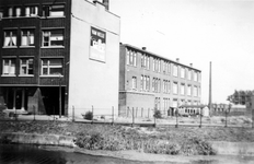1976-2302 Gezicht op de Hoge Boezem. Ter hoogte van huizen en een schoolgebouw.