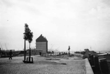 1976-2335 Gezicht op de Maaskade, bij de Sleephellingstraat (links).