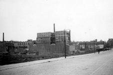 1976-2437 Gezicht op de Slaak met het gebouw voor de krant Het Vrije Volk.