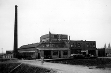 1976-2438 Gezicht op de Slaak met het gebouw voor de krant Het Vrije Volk. Vanaf het Oosteinde.