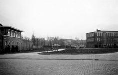 1976-2447 Gezicht op de Rochussenstraat ter hoogte van het plantsoentje bij het Unilevergebouw.