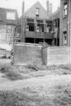 1976-2479 Gezicht op de achterzijde van een woning aan de Oudedijk, vanaf de Gashouderstraat.
