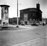 1976-2495 Gezicht op de Schiedamsesingel bij de hoek van de Witte de Withstraat. Met de Rotterdamsche Hypotheekbank ...