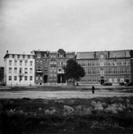 1976-2528 Gezicht op de Schiedamsesingel aan de westzijde met het witte gebouw voor de krant De Maasbode, bij de ...