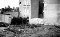 1976-2601 Gezicht op een braakliggend terrein met woningen tussen de Teilingerstraat en de Noordsingel.