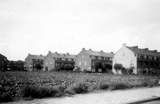 1976-2624 Gezicht op woningen aan de Talingstraat, vanaf het Nachtegaalplein.