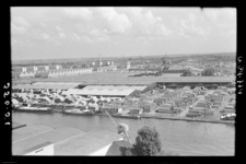 1987-2618 De Delfshavense Schie vanuit de fabriek van Van Nelle gezien. Zicht op de houtzagerij van de firma Abraham ...