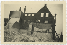 2003-1473 De door het bombardement van 14 mei 1940 getroffen Van der Duynstraat met de restanten van het gebouw van de ...