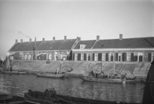 2007-2633 De haven van Pernis met woningen aan de Uiterdijk.