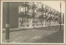 WN-126 Versierde woningen in de Cleyburchstraat vanwege de bevrijding, mei 1940