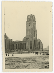 WN-166 Op de bevroren bouwput ter hoogte van het Grotekerkplein wordt in de winter van 1946 geschaatst. Op de ...