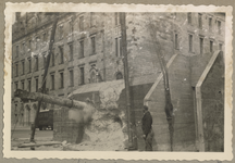 WN-77 Aan de achterzijde van het stadhuis op het Rodezand wordt een bunker ontmanteld met behulp van een stormram.