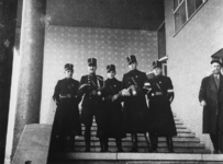 1977-3062 Collecteren namens de Kollekte Winterhulp op de trappen van het Beursgebouw door leden van de Marechaussee.