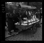 6939 Man met fruitkar verkoopt fruit voor het Coolsingelziekenhuis.