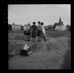 9078 Drie vrouwen en drie kinderen kijken naar graafwerkzaamheden langs de Mathenesserlaan. Waarschijnlijk gaat het om ...