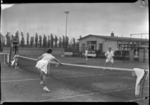 2006-15101 Een tenniswedstrijd (gemengd dubbel) op de Nenijto-tennisbaan (Tennispark Blijdorp) aan de Stadhoudersweg ...