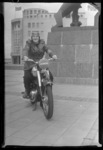 2006-15276 Motorrijdster H. de Hoogh-Gosens (en kantinemedewerkster van het Rotterdamsch Parool) voor het standbeeld De ...
