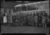 2006-15385 Jonge kinderen staan bij het gebouw van de GGD aan de Baan klaar voor een busreisje van de Rotterdamse Raad ...