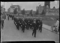 2006-15526 In het kader van de Vlootweek (12-17 juni) marcheren mariniers door de binnenstad. De mariniers lopen hier ...