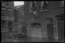 2006-15612 Wateroverlast in de Struisenburgdwarsstraat: Café Robbie wordt per roeiboot bereikt.
