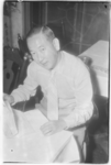 2006-15985 King Yuen, de eigenaar van het Chinese restaurant Nam Yuen aan het Mathenesserplein nr. 14, met het bewijs ...