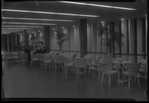 2006-17200 Rotan stoelen in de foyer op de eerste verdieping van bioscoop Lumière.
