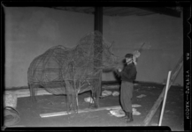 THO-101 Een jongen werkt aan een model van een neushoorn voor de manifestatie E '55 die gehouden zal worden in het Park ...