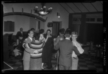 THO-1120 Mannen en vrouwen dansen in het zeemanshuis van The Missions to Seamen aan de Vondelingenweg 526.