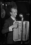 THO-1133 Jaap Valkhoff zingt en speelt accordeon bij een optreden in bar-bodega aan de Teilingerstraat.