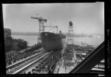 THO-1139 Tewaterlating van het tanker Caltex Rotterdam op de scheepswerf van Wilton Schiedam aan de Vlaardingerdijk. ...