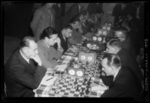 THO-1193 Zeven medewerkers van de Russische ambassade spelen tegen leden van schaakvereniging Onesimus in jeugdhuis ...